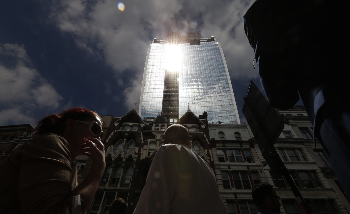Desenho peculiar do edifício gera reflexo de luz solar sobre outras estruturas da cidade de Londres | Reuters/Suzanne Plunkett