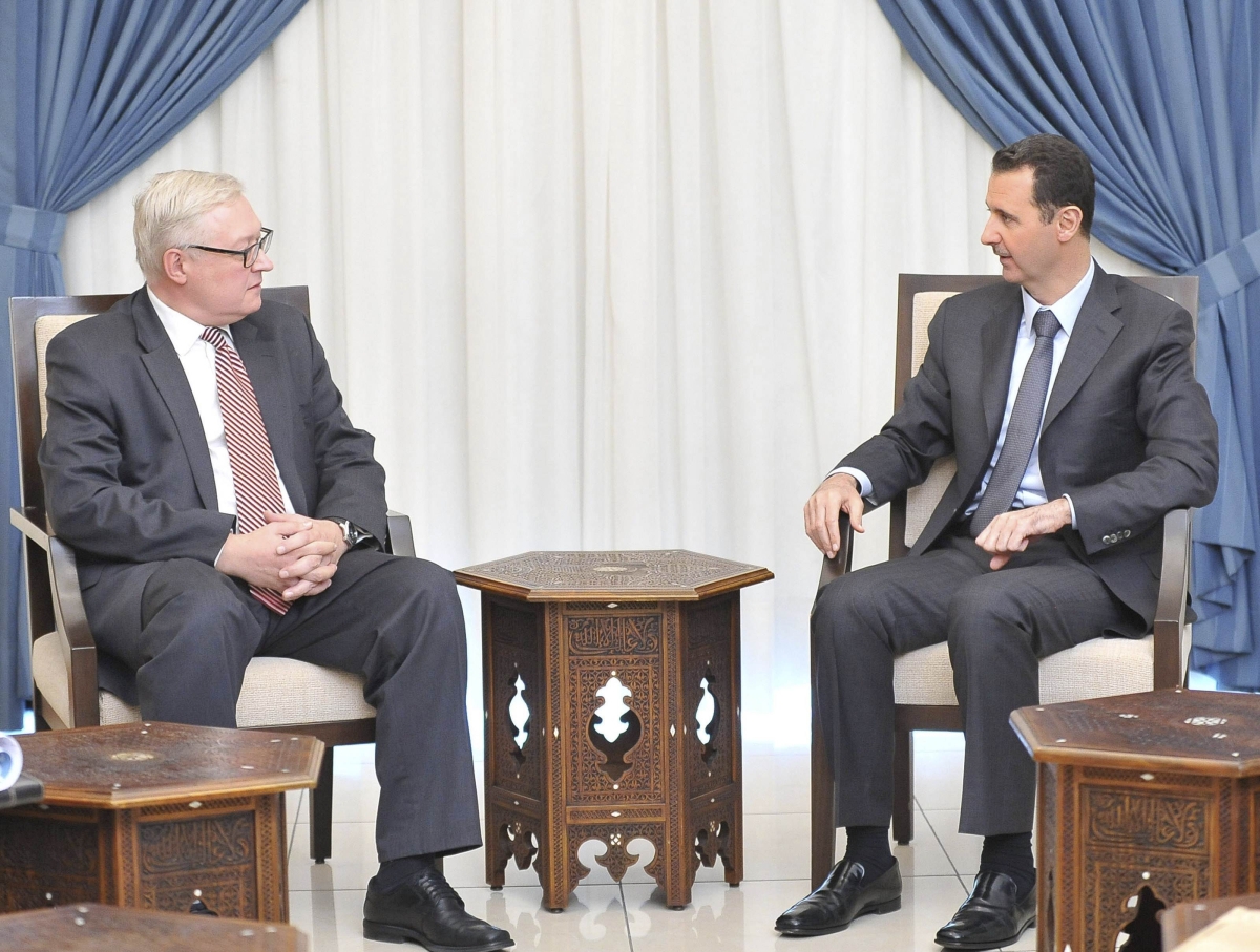 Assad (à dir.) se encontrou com o vice-ministro de Relações Exteriores da Rússia, Serguei Riabkov | Reuters/SANA/Divulgação