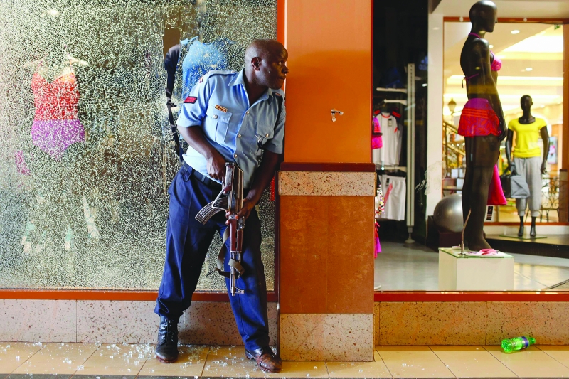 Policial enfrenta terroristas que atacaram shopping center Westgate, na capital queniana | Siegfried Modola/Reuters