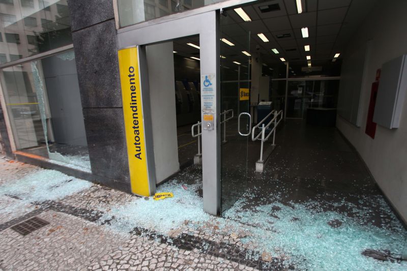 Agência bancária destruída na Avenida Paulista | Renato Cerqueira/Futora Press/Folhapress