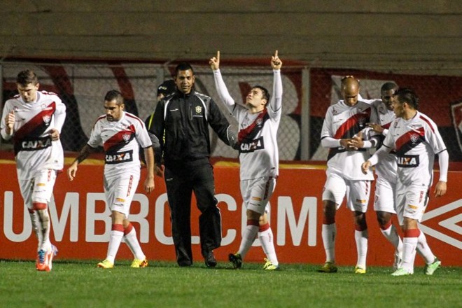 Renato Cajá comemora o primeiro gol do Vitória na Vila | 