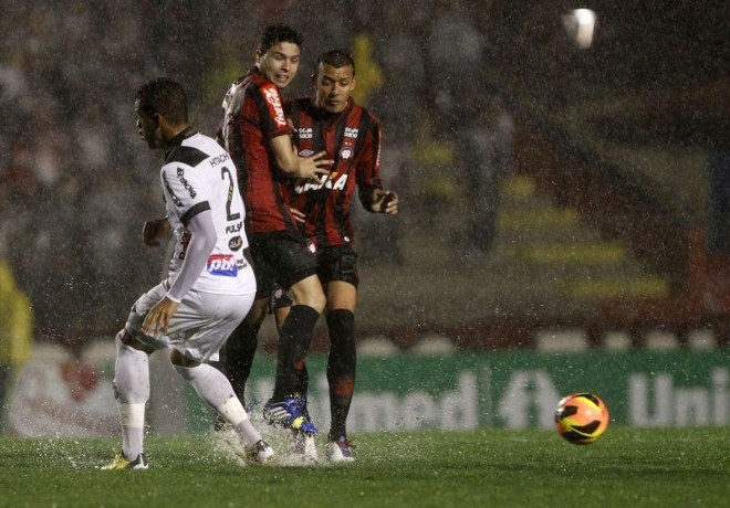 Atleticanos Zezinho e Pedro Botelho na jogada com Artur, da Ponte Preta |
