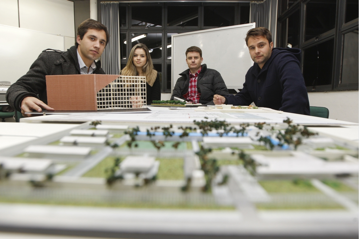 O escritório-modelo de Arquitetura da UTP foi montado em 1997 e atende principalmente pessoas carentes, que buscam o financiamento de casas pela Cohab. | Daniel Castellano / Gazet do Povo