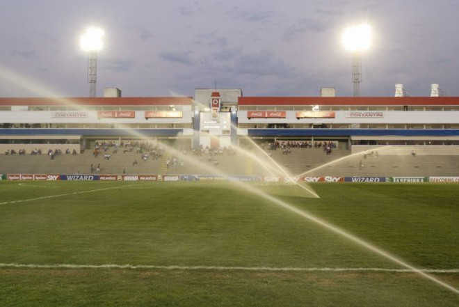 Gramado da Vila Capanema foi molhado antes do jogo | 
