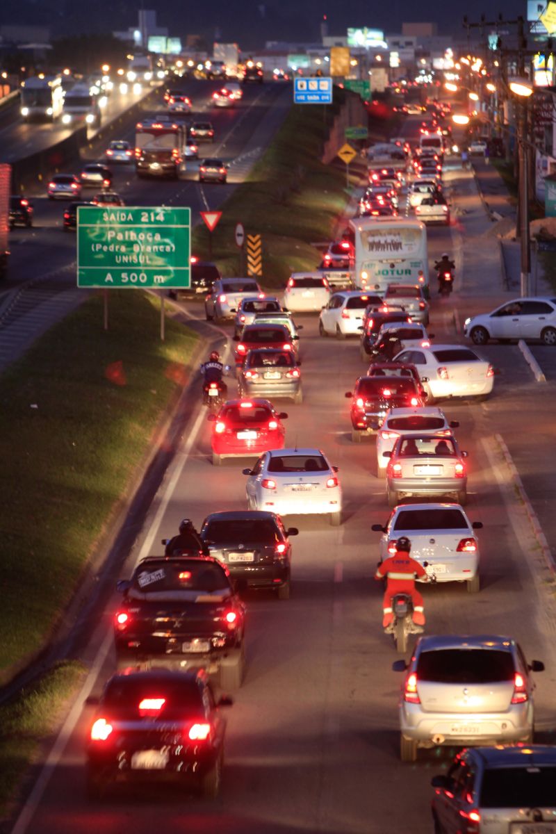 O trânsito na BR-101 é caótico próximo a Florianópolis: sem contorno, motoristas sofrem | Henry Milleo/Gazeta do Povo