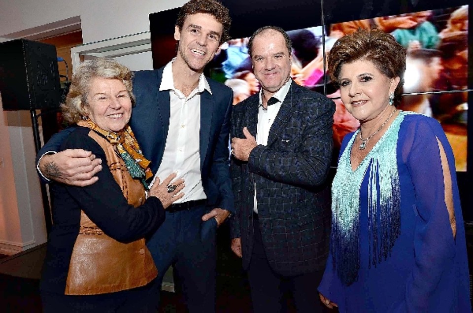 Gustavo Kuerten e sua mãe, dona Alice, com Ricardo Ramo, sócio da joalheria Grifith, e Norma Camargo, representante da marca em Curitiba, no badalado coquetel de lançamento do relógio Guga Bang King Power na noite de quinta-feira, na Bazaar Fashion. | Kraw Penas