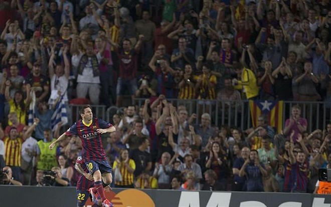 Messi comemora o primeiro de seus três gols na vitória do Barcelona sobre o Ajax | 