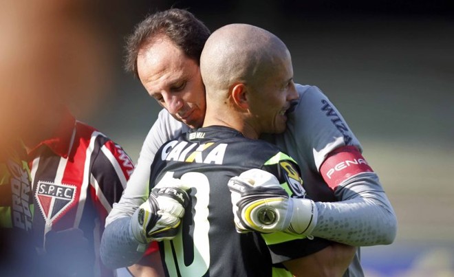 Os capitães Alex e Rogério Ceni se abraçam antes da partida |