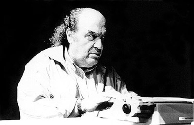 Abujamra em cena no teatro |