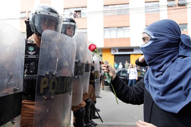 Impedido pela PM de realizar protestos durante o desfile oficial, o grupo ocupou pacificamente a via após o fim do desfile |