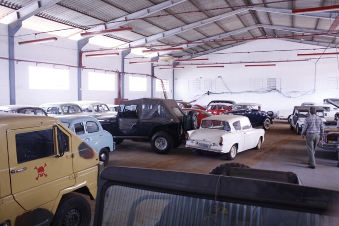 O colecionador precisou de dois barracões para guardar os carros raros |