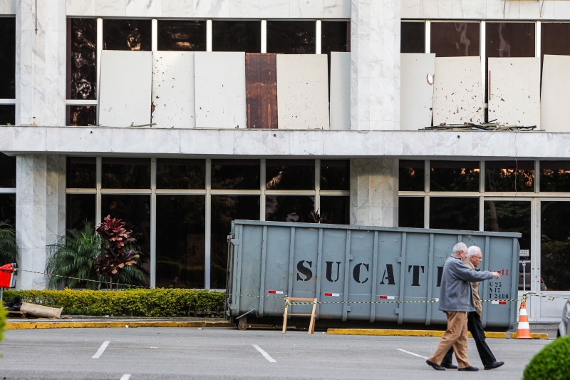 Palácio da Justiça foi desocupado antes mesmo de a reforma começar, e tapumes cobrem janelas | Brunno Covello/ Gazeta do Povo
