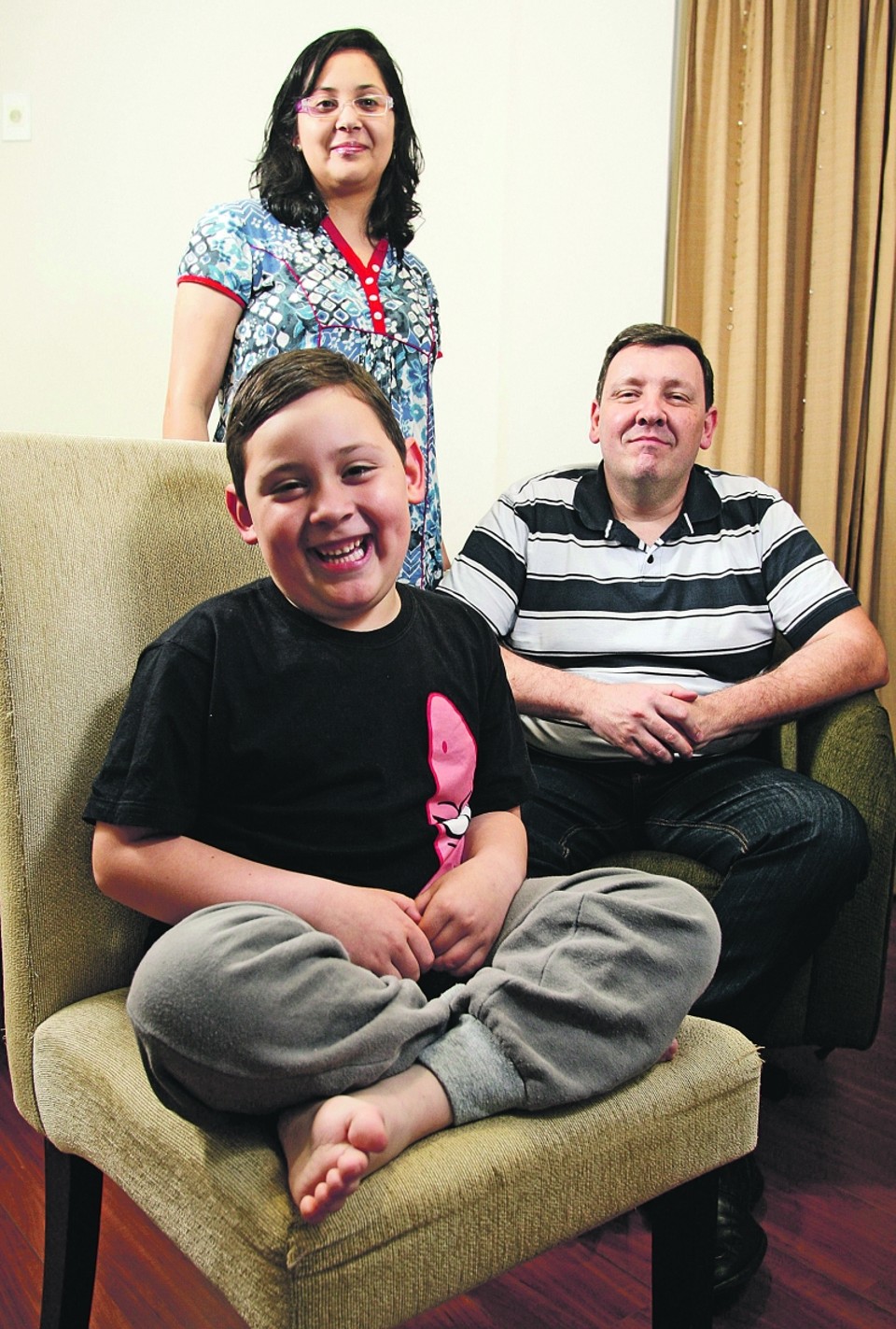 Henrique Gropp com os pais Elisa e Fernando: mesmo na lista de espera, por pouco o menino não perdeu a vaga na escola desejada | Hugo Harada / Gazeta do Povo