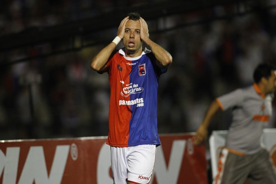 O atacante Paulo Sérgio, do Paraná, simboliza o desespero do Tricolor com os três pontos desperdiçados em casa | Felipe Rosa / Tribuna