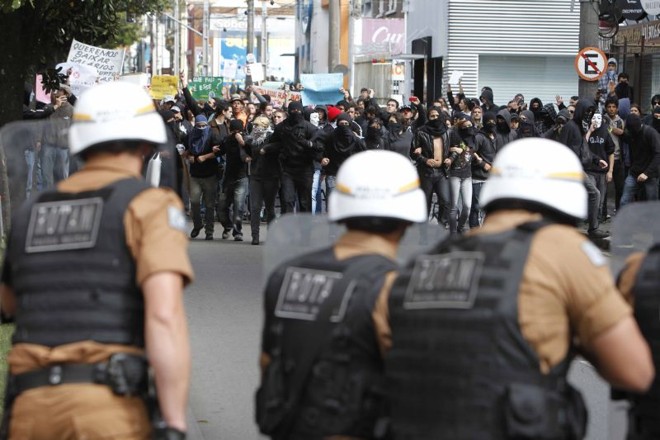 Clima foi tenso entre policiais e manifestantes na capital paranaense |