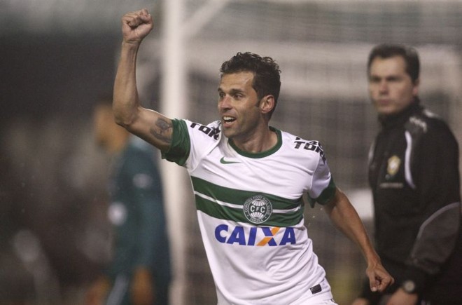 Lincoln fez o primeiro gol do Coxa no Couto |