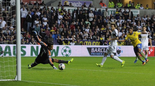 Gnabry chuta para marcar o primeiro gol do Arsenal contra o Swansea |