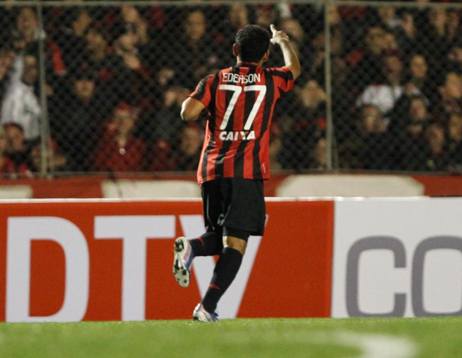 Camisa 77 do atacante Éderson, artilheiro do Brasileiro pelo Atlético, ainda não está à venda para os torcedores | Henry Milleo / Gazeta do Povo