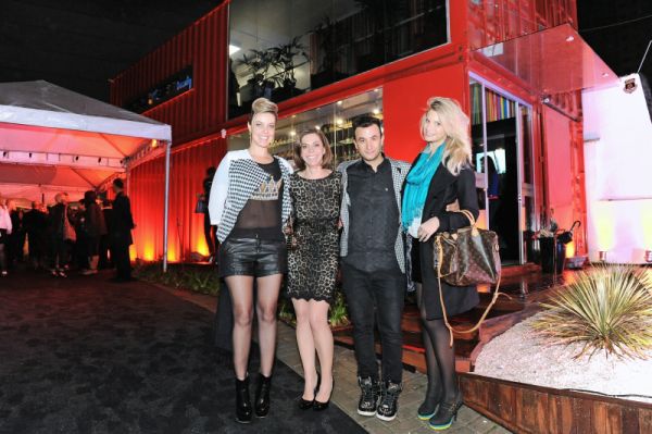 O hair stylist Sherlock Palmieri é um dos sócios da primeira franquia do Pocket Beauty, salão que funciona dentro de quatro contêineres, inaugurada na noite de quarta-feira na Silva Jardim. Com ele na foto, sua mulher Amanda Cidral (1ª à esq.), a franqueadora Juliana Jabs (de vestido) e a modelo Bárbara Schneider (à dir.) | Gerson Lima