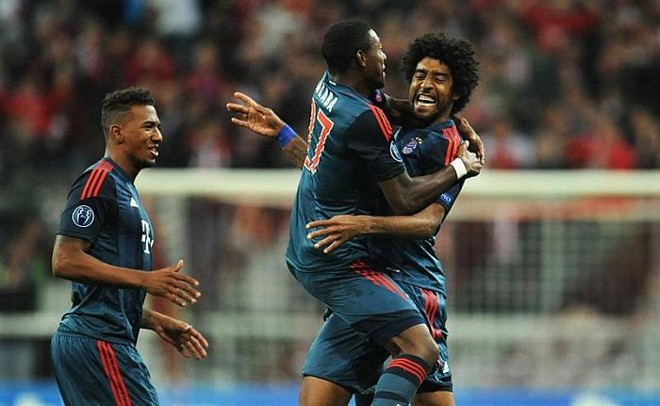 Boateng comemora com o brasileiro Dante gol na vitória do Bayern de Munique sobre o CSKA | 