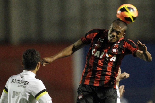 Marcelo ganha bola no alto | 