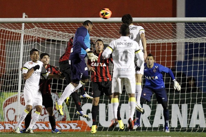 No último lance da partida, um escanteio, o goleiro Aranha foi na área atleticana tentar o gol de empate | 