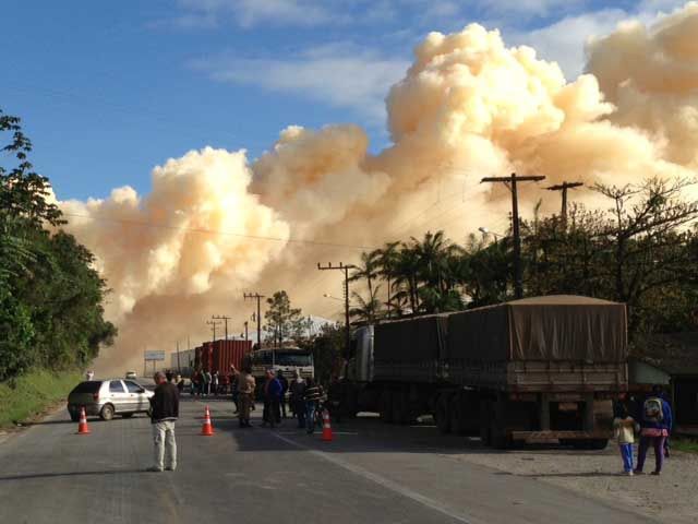 A BR-280 está bloqueada ao redor da área atingida. Há relatos de ser grande o fluxo de pessoas deixando a cidade | Salmo Duarte / Agência RBS / Folhapress