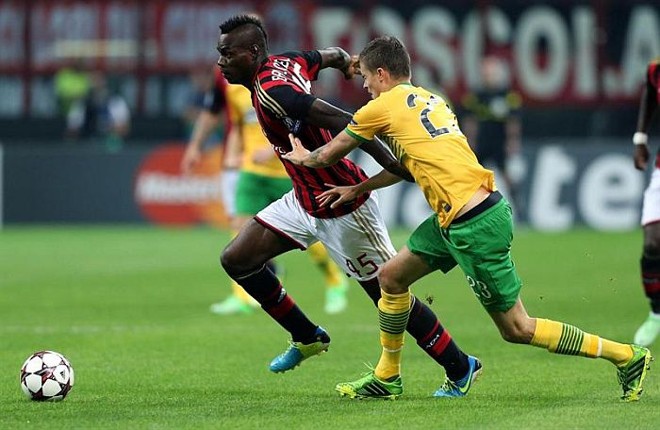 Balottelli, do Milan, tenta fugir da marcação do Celtic | 