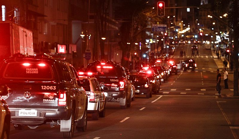 Do IML, policiais seguiram em direção ao Cemitério Água Verde, onde o corpo de Gogola seria velado | Daniel Castellano/Agência de Notícias Gazeta do Povo