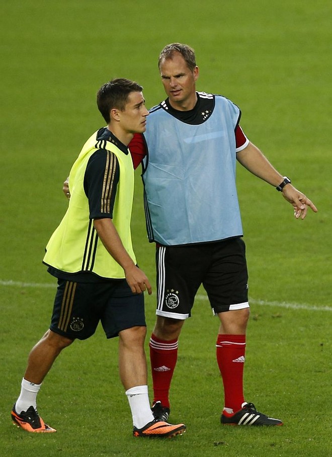 Técnico Frank de Boer orienta Bojan Kric para a partida do Ajax com o Barcelona na quarta-feira | 