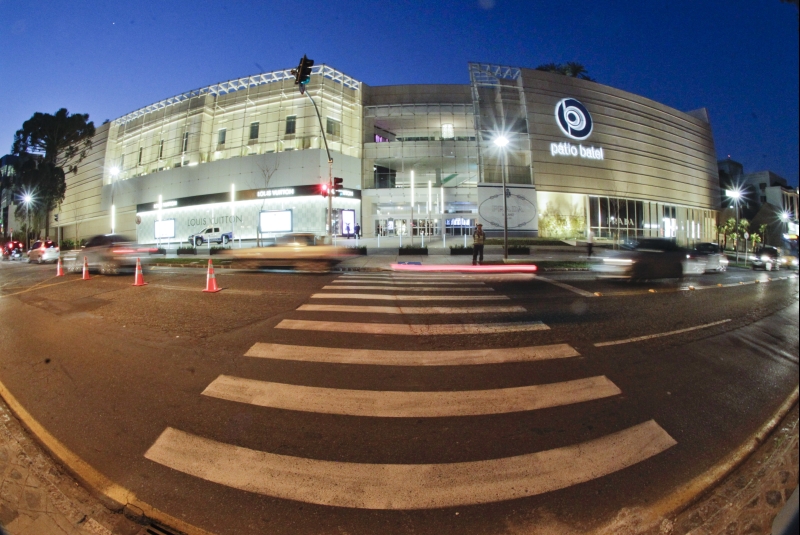 A entrada do Pátio Batel: administração terá de fazer obras complementares para regularizar o trânsito no entorno do shopping | Daniel Castellano