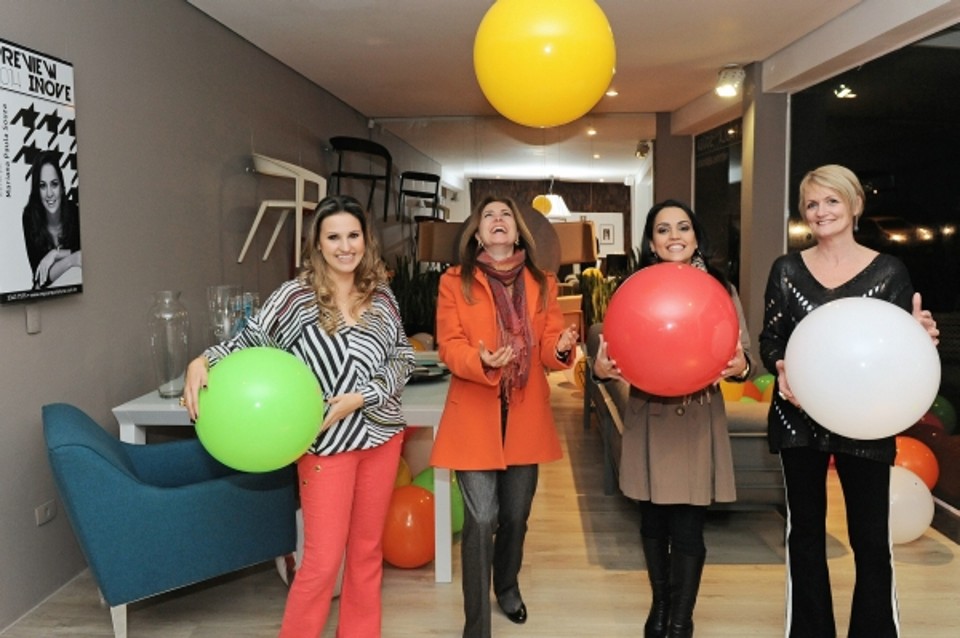 Eviete Dácol (com a bola branca) recebeu convidados nesta semana para o lançamento do Preview 2014 da coleção de mobiliário da Inove Decor, no Jardim Social. A vitrine da loja foi decorada com enormes bolas coloridas. Com ela na foto, as arquitetas Samara Barbosa (à esq.) e Mariana Paula Souza (bola vermelha) e a designer de interiores Fabianne Brandalise (casaco laranja) | Gerson Lima