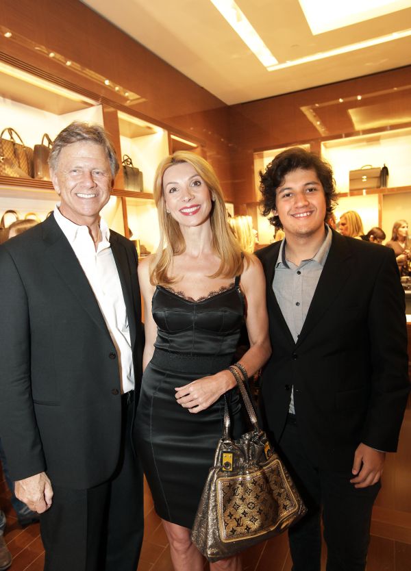 Cristina Pirv com o arquiteto Rodolfo Doubeck Filho (à esq.) e seu sobrinho Igor no coquetel de inauguração da loja da loja da Louis Vuitton, no Pátio Batel | Julio Cesar de Souza