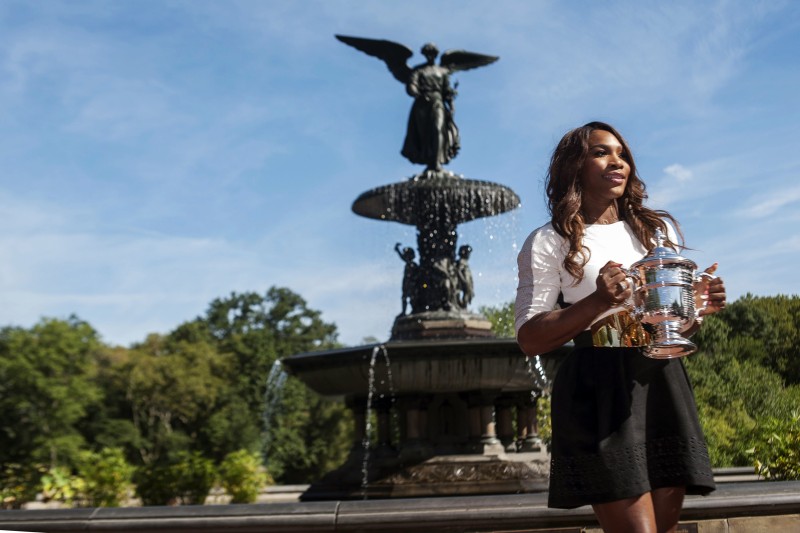 Serena Williams posa com troféu do US Open no Central Park, em Nova York: tenista admite ainda não estar satisfeita com seu jogo | Keith Bedford / Reuters