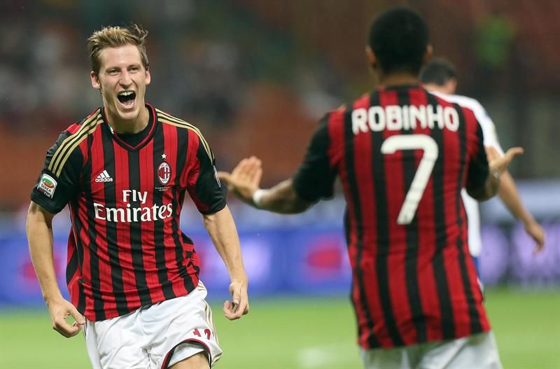 Valter Birsa corre para comemorar com Robinho o gol do Milan contra a Sampdoria | Reuters