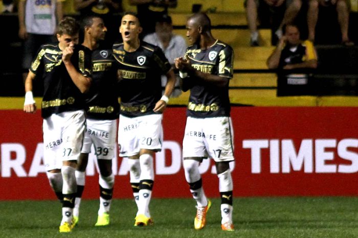 Octávio (esquerda) comemora o gol de empate do Botafogo em Criciúma | Fernando Ribeiro / Futura Press / Folhapress