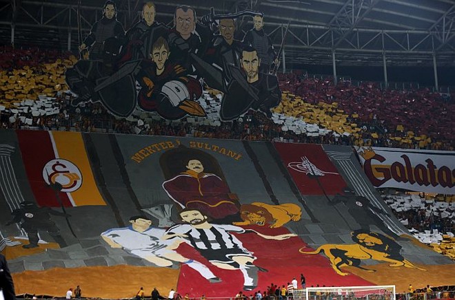 Bandeira em que o time do Galatasaray afugenta os adversários de grupo não deu certo: time turco foi goleado pelo Real Madrid por 6 a 1 em casa | 