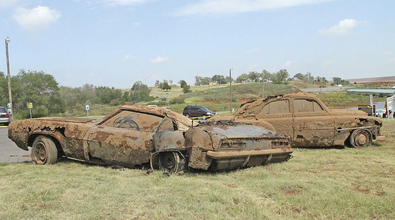 Os dois veículos com os corpos dentro foram retirados do lago Foss, em Oklahoma | REUTERS/Courtesy Laura Eastes/Daily Elk Citian