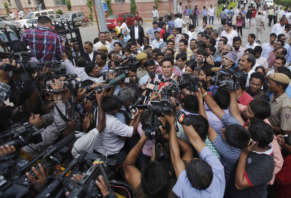 A.P. Singh (ao centro), advogado de defesa de um dos acusados, fala com a imprensa durante o julgamento de seu cliente | Reuters/Anindito Mukherjee