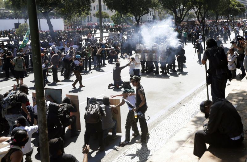 No Rio, manifestantes invadiram o desfile, assustaram famílias e entraram em confronto aberto com a tropa de choque da PM | Ricardo Moraes / Reuters
