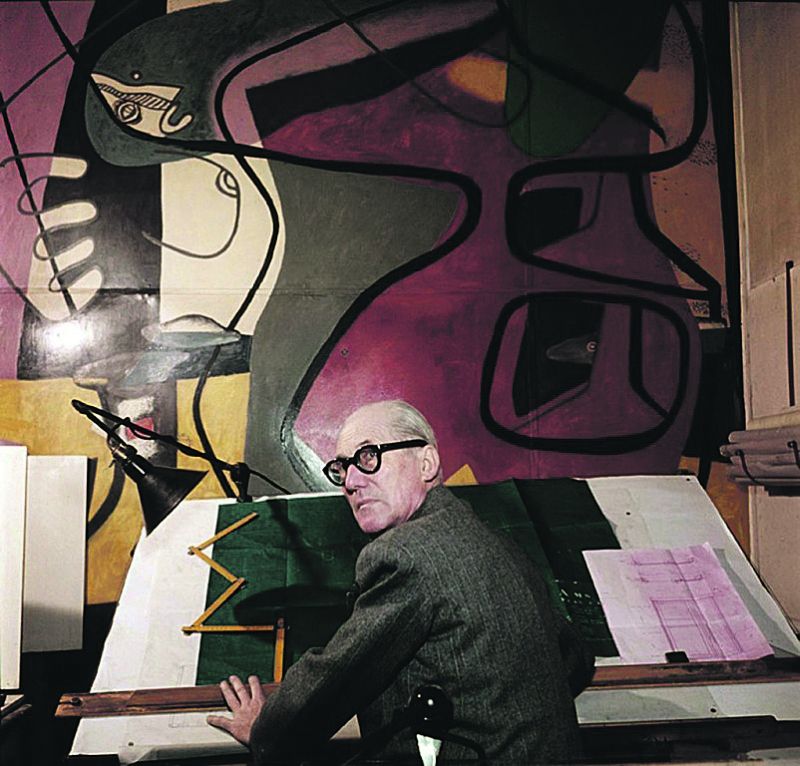 O arquiteto em seu atelier em Paris: talentoso e hiperativo, nunca parou de pintar | Fotos: Wikimedia Commons e Fondation Le Corbusier