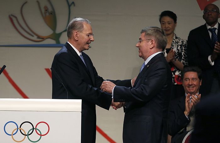 Jacques Rogge cumprimenta seu sucessor na presidência do Comitê Olímpico Internacional, o alemão Thomas Bach | Enrique Marcarian / Reuters