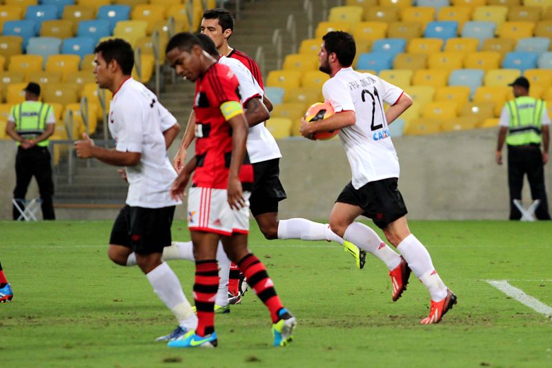 Fran Mérida (camisa 20) diminuiu para 2 a 1 a vantagem do Flamengo contra o Atlético no Maracanã | Eduardo Duarte / Futura Press / Folhapress
