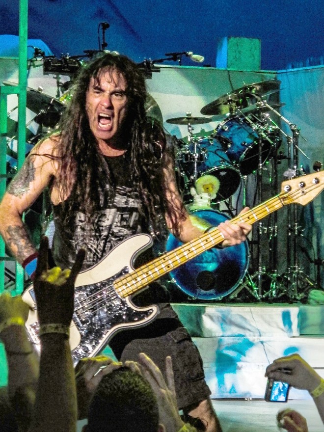 Steve Harris e seu baixo branco: