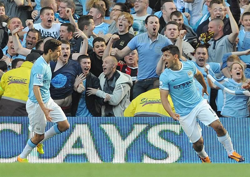 O argentino Agüero (direita) comemora com o espanhol Navas gol do Manchester City sobre o United neste domingo | Peter Powell / EFE