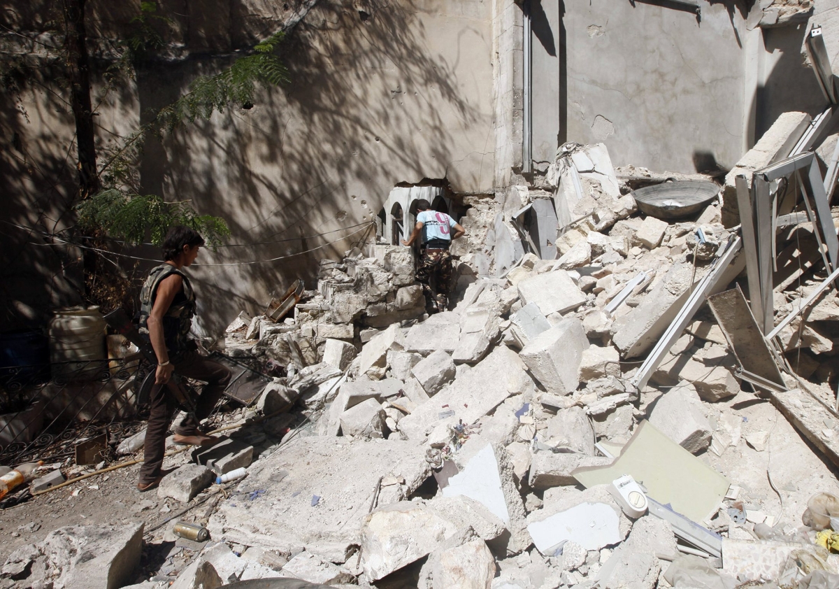 Garoto de 15 anos (à esq.) recrutado pelos rebeldes participa dos combates em Aleppo | Reuters/Hamid Khatib