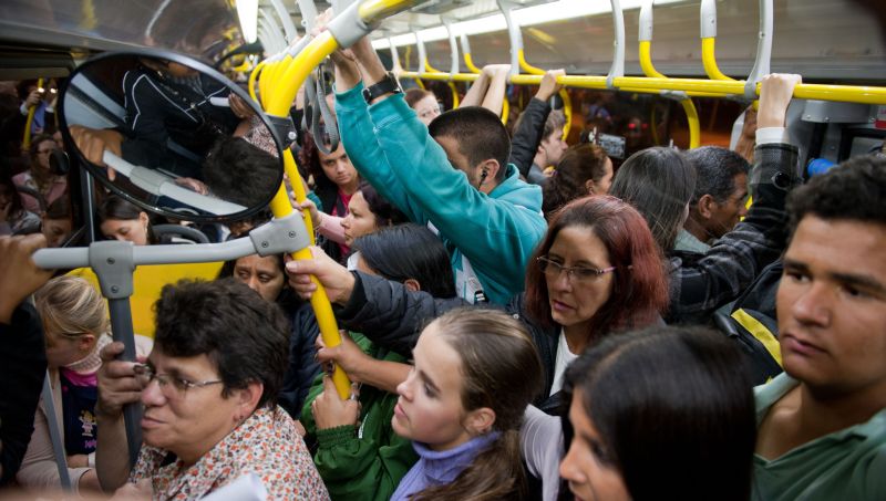 Usuários enfrentam ônibus lotado na capital: três anos depois, concessão não melhorou o serviço | Marcelo Andrade/ Gazeta do Povo