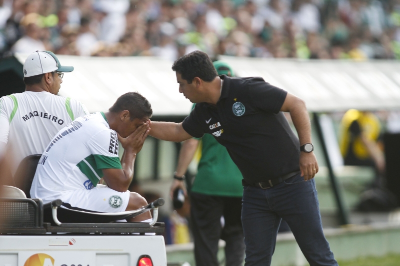 Uellinton deixa o campo de maca após lesão muscular: apenas dez minutos em campo | André Rodrigues/ Gazeta do Povo