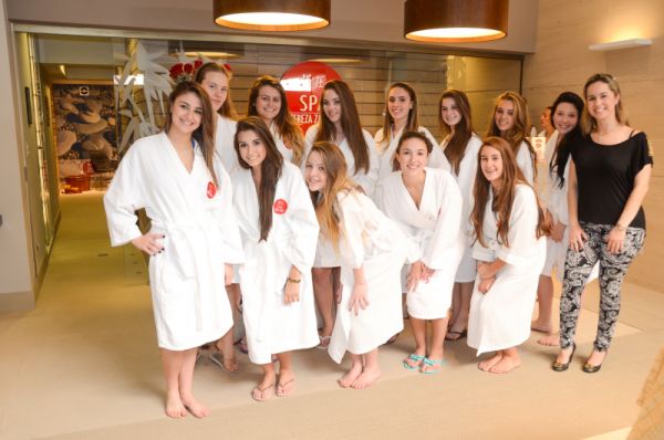 As debutantes do Graciosa Country Club foram recebidas para um day spa, no último sábado, no spa do Hotel Bourbon. Com elas na foto, a diretora de marketing do Grupo Tereza Zanchi, Katja Guimarães (de preto) | Ligia Lagos