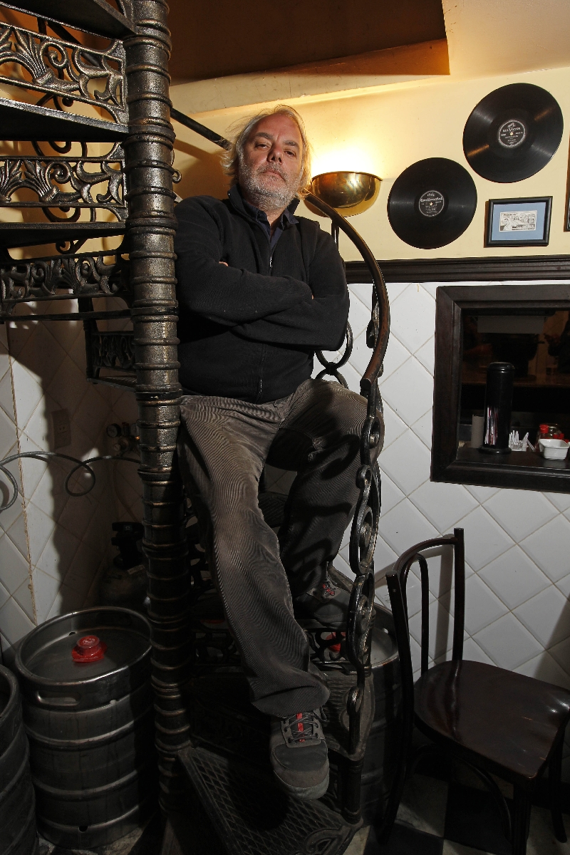 O produtor Olivier Durand quer lançar uma coletânea de novas bandas curitibanas na França | Antônio More/Gazeta do Povo